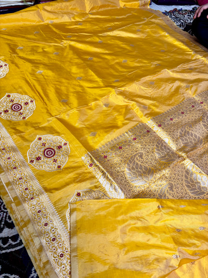Luxury Handwoven Kadwa Banarasi Saree Featuring Unique Rounded Circle Meenakari Border Design
