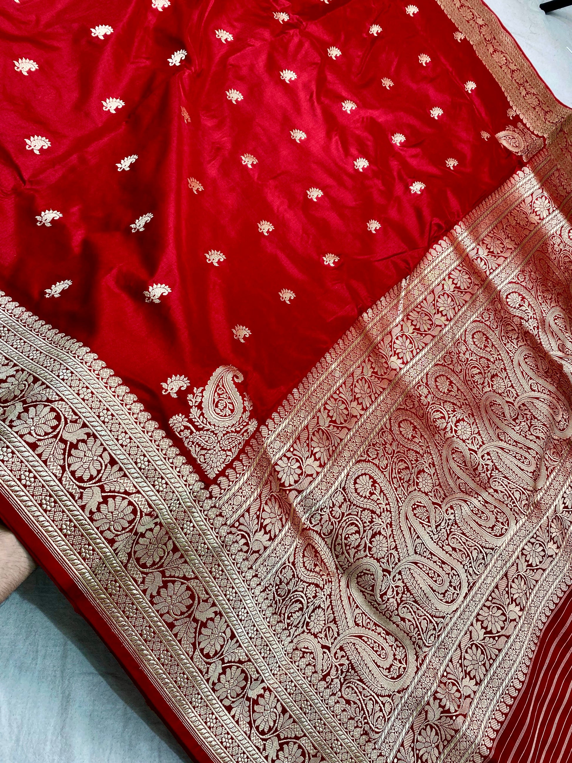 100% Pure Katan Silk Handloom Banarasi Saree – Bloody Red Kadwa Buti with Traditional Koniya Pure Katan Silk Banarasi Saree