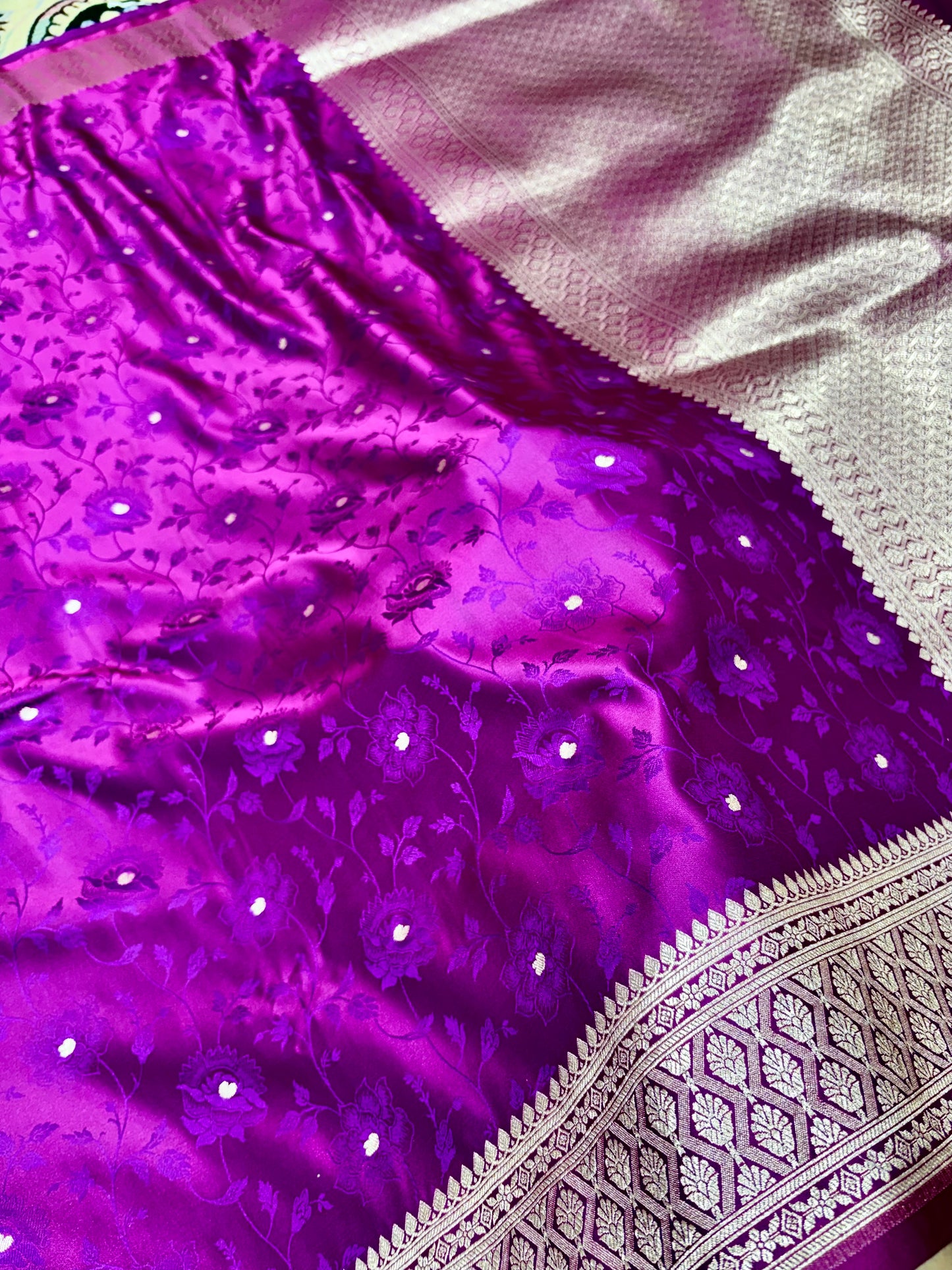 Mashru Katan Silk Rani & Magenta Dual Shade Banarasi Saree with Rich Gold Zari Border and Floral Weaving Mashru Katan Silk Banarasi Saree