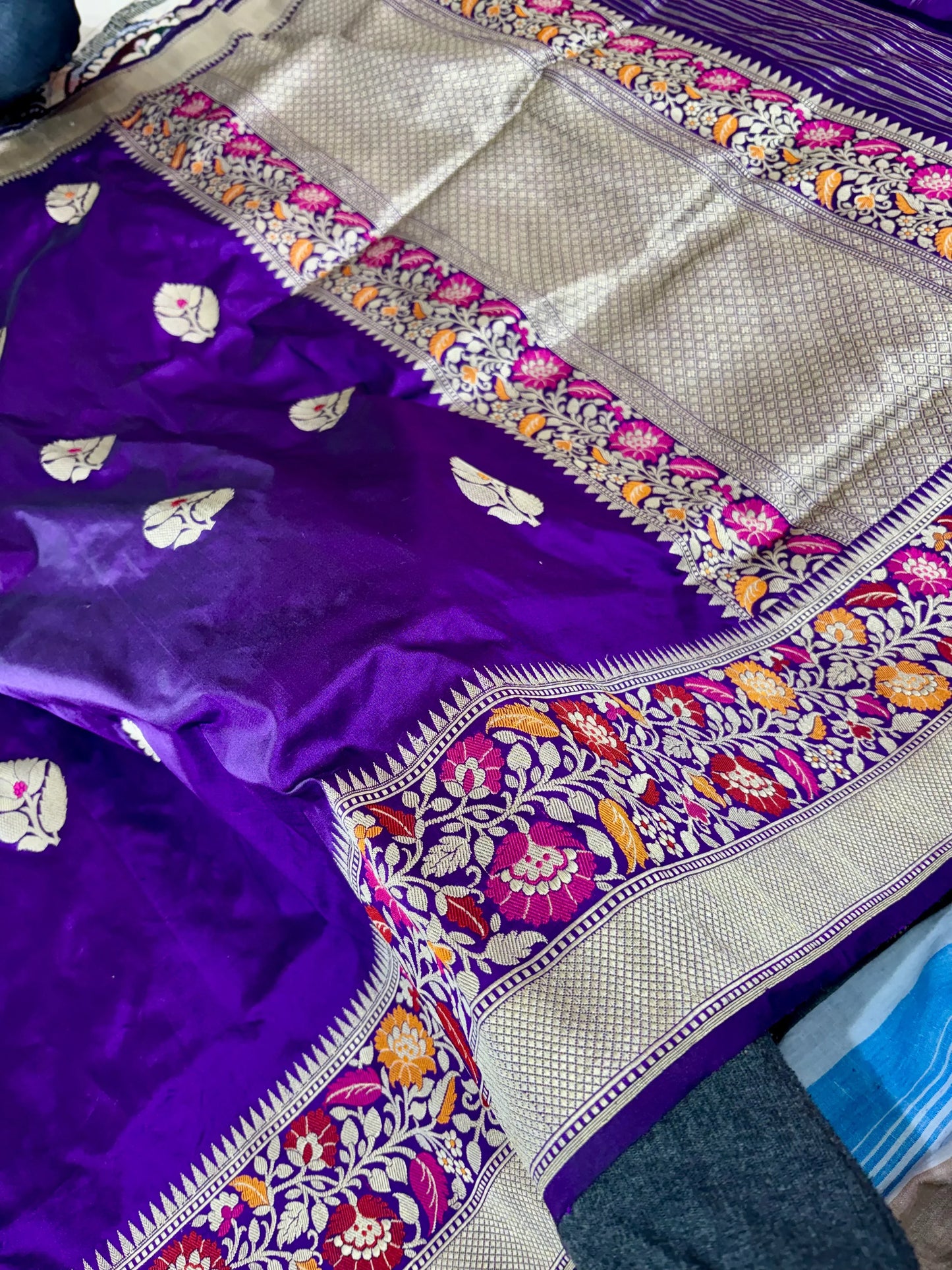 100% Pure Katan Silk Handloom Kadwa Tilfi Banarasi Saree - All over Meenakari Boota Pure Katan Silk Banarasi Saree